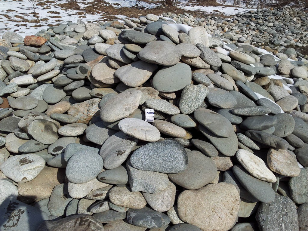 Природный камень 7 камней. Песчаник Речной. Плоский камень. Речные камни. Крупные плоские камни.